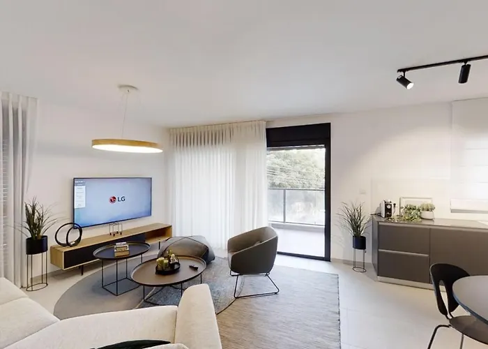 Luxury 3&4 Bedroom New Apartments - Close To The Beach & Bahai Gardens