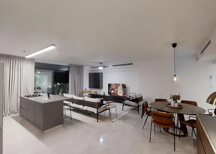 Luxury 3&4 Bedroom New Apartments - Close To The Beach & Bahai Gardens